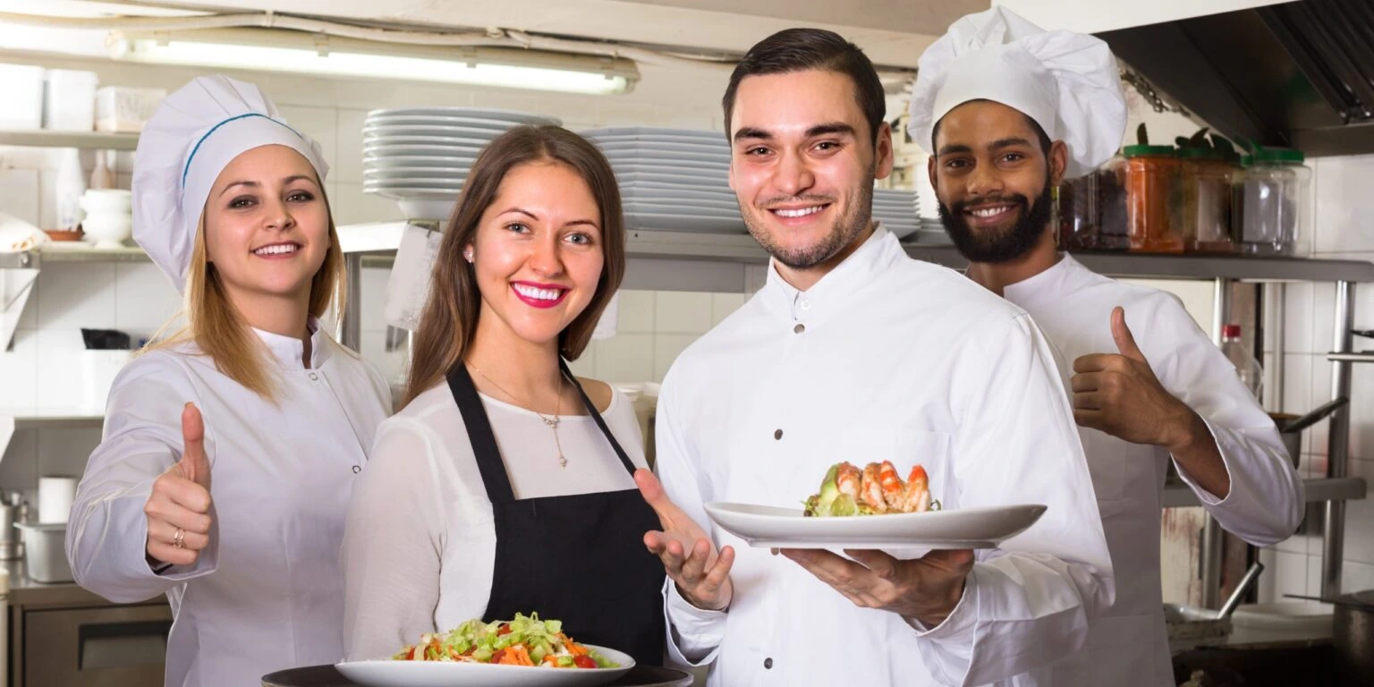 Restaurant-Staff-Positive-Work-Environment-e1691506819328-1536x768 (4)