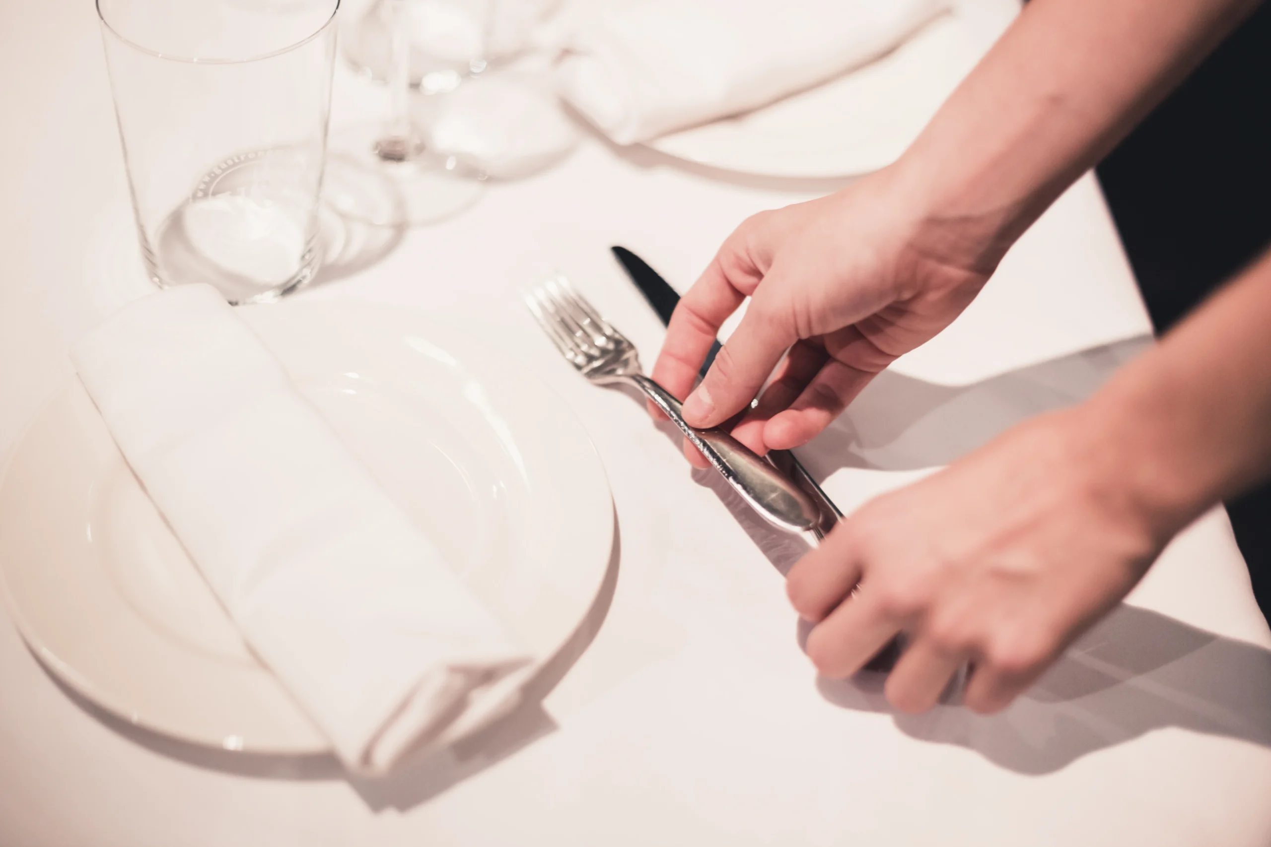 cropwaitressarrangingcutlerytable 1 | Tableo Tisch eindecken