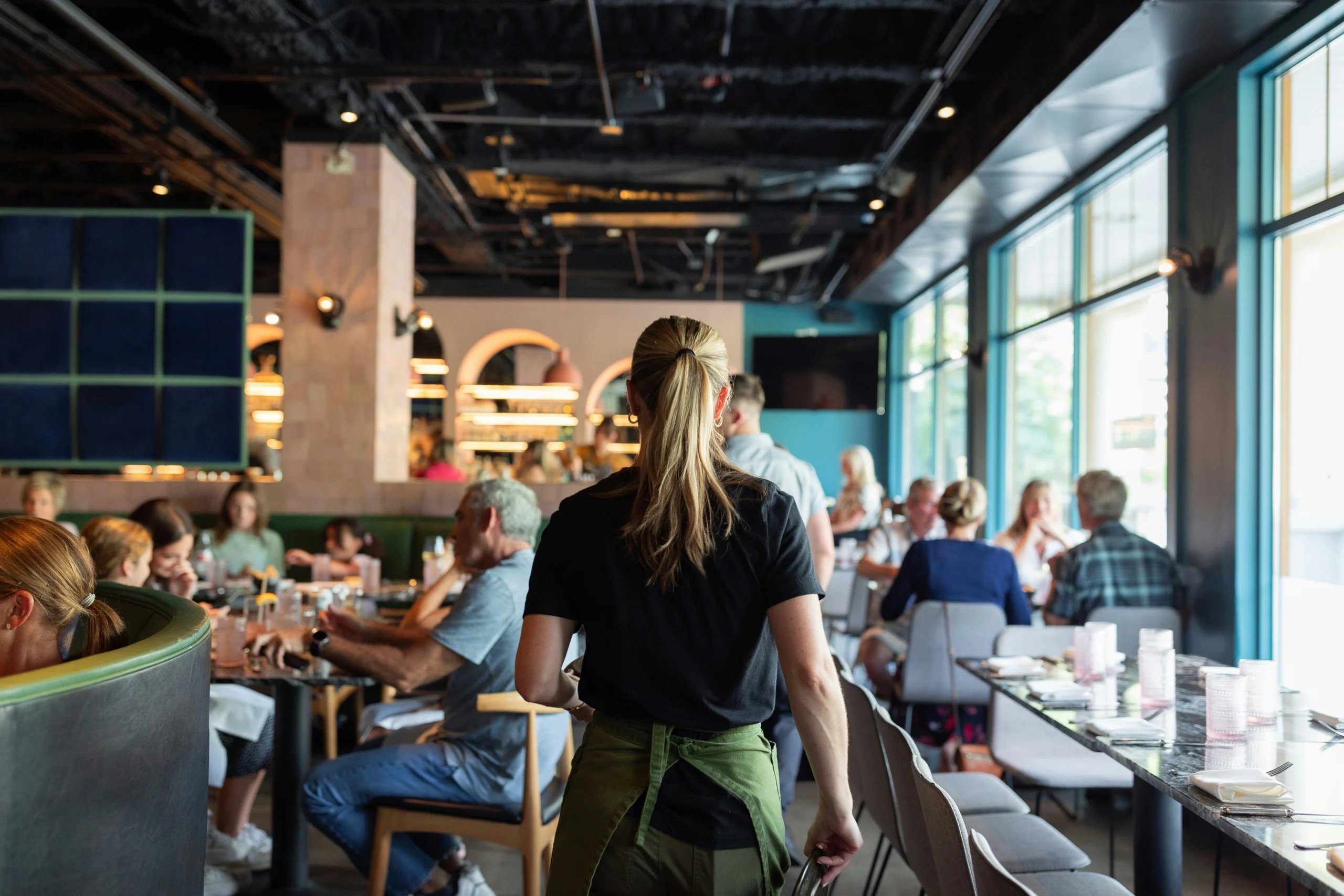 negleystockman3ei3KLhe4unsplash | Tableo Restaurante lleno