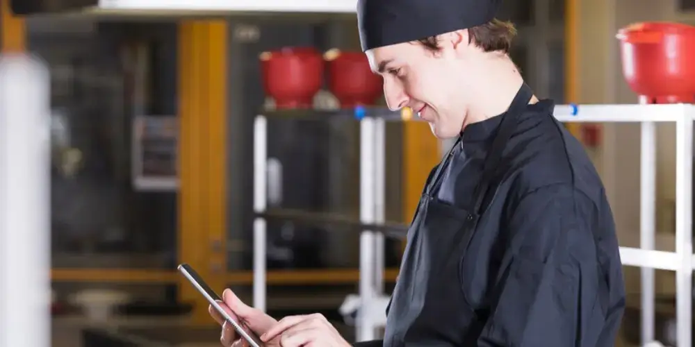 Using online tools for better staff management in the restaurant